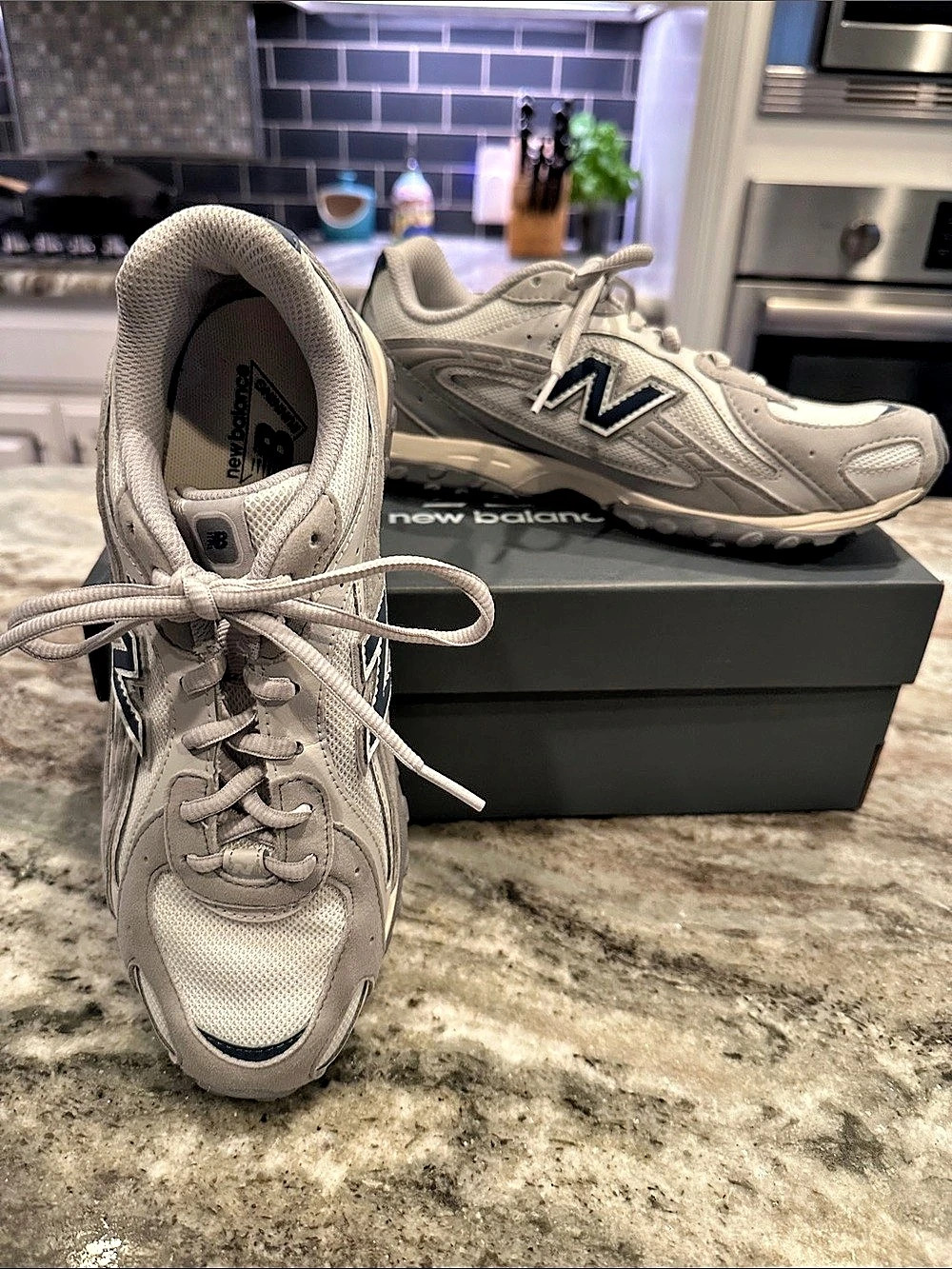 New Balance 204L Grey Blue Sneakers Big Kids 6.5 Women’s 8 Worn Once - Picture 3 of 8